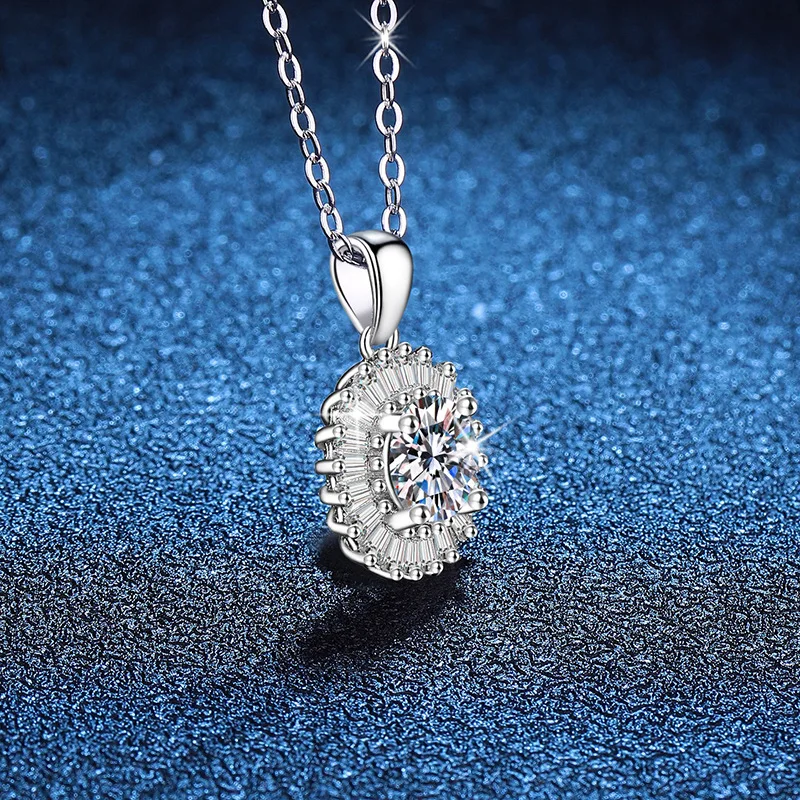 LioraGem Small Square Sugar Diamond-studded Sun Pendant, Fashionable 1-carat D-color Moissanite Necklace Platinum PT950 Stamp