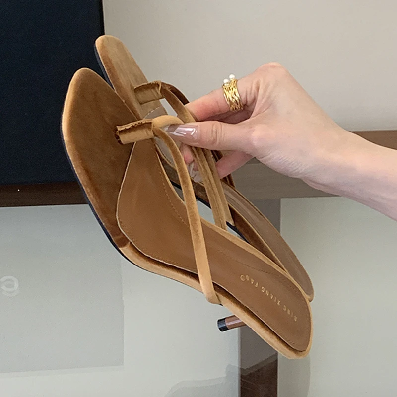 

Новые летние женские шлепанцы с квадратным носком и низким каблуком, модные сандалии для пляжа и вечеринок, женская обувь 2026 года