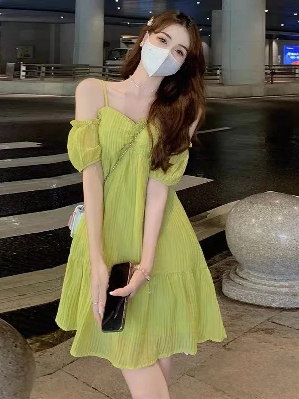 

Green dress small stature 2024 summer shoulder slip careful machine design one line collar slimming and flesh covering O85Q