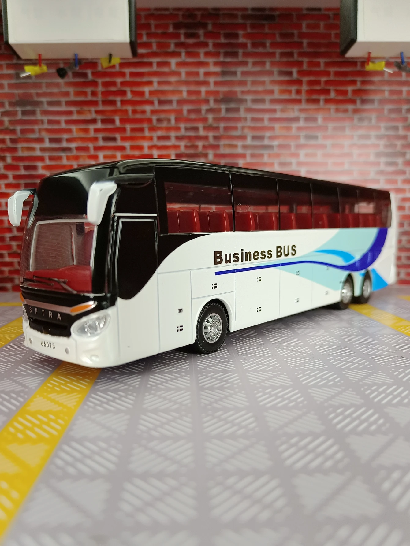 

Simulation of luxury tourist bus alloy model bus acousto-optic pull back door children toy car gift collection