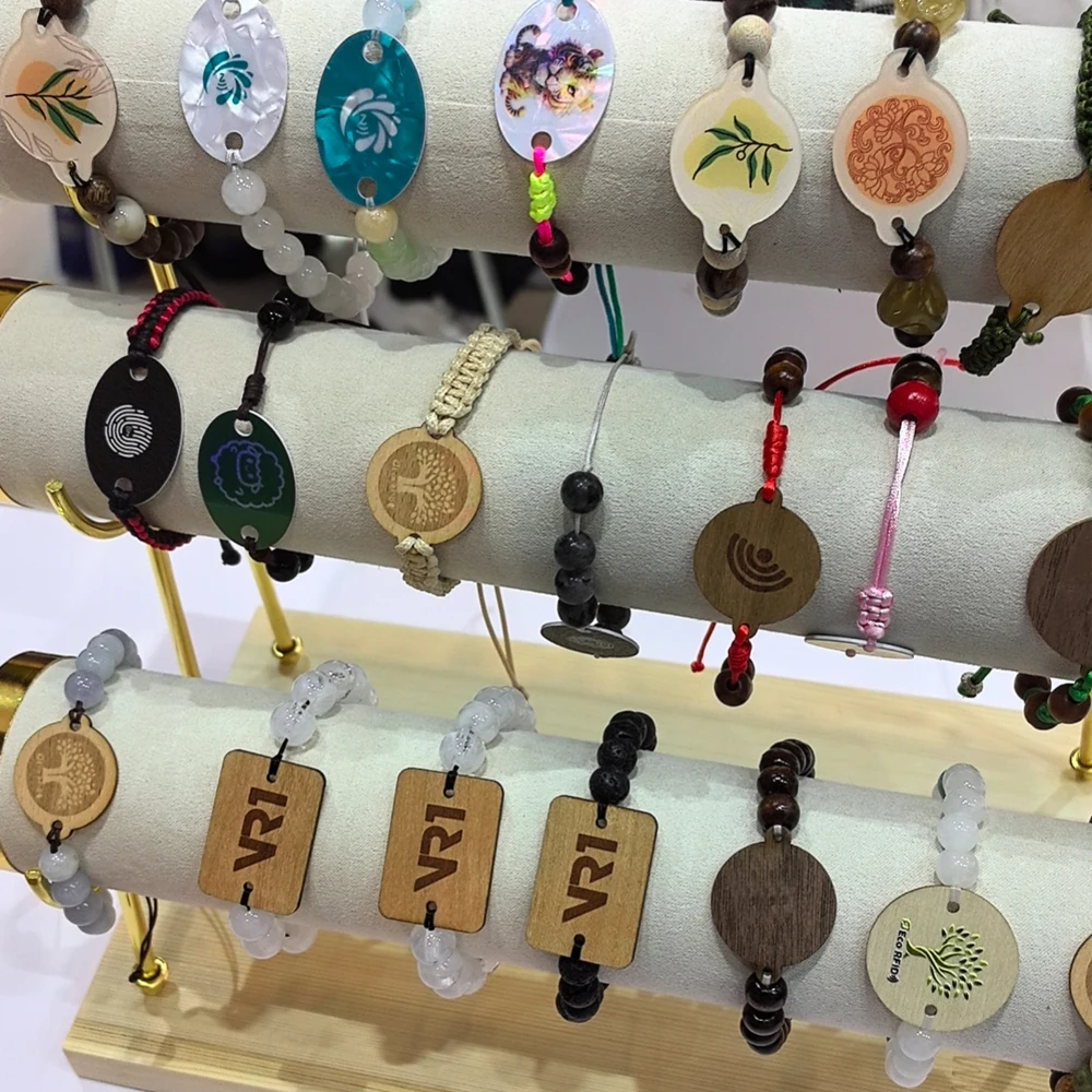 กําหนดเอง. ที่กําหนดเอง 13.56MHz RFID NFC T5577 ชิปไม้ธุรกิจและบัตรโรงแรมสําหรับระบบควบคุมการเข้าถึงบัตรสมาชิกวัตถุประสงค์