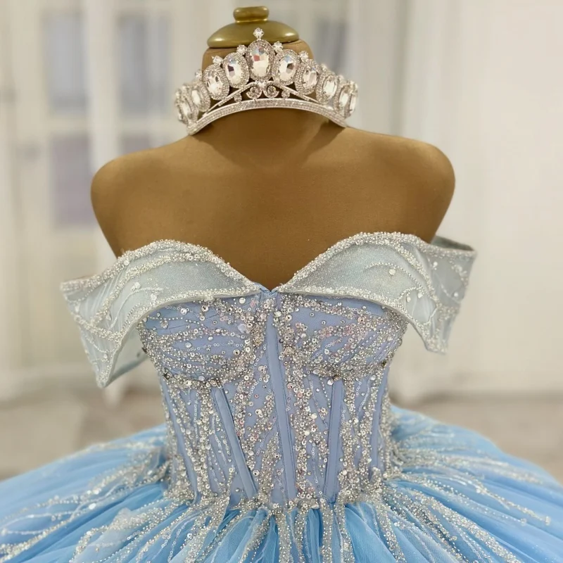 ชุดเดรส Quinceanera สีฟ้าสั่งทำพิเศษ แบบเปิดไหล่ ประดับคริสตัลวิบวับ แต่งลูกไม้ดอกไม้ ชายกระโปรงยาว  ชุดราตรีงาน Quinceanera อายุ 15 ปี