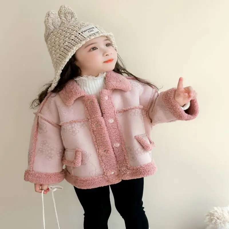 معطف شتوي للفتيات مع موضة مخملية قطعة واحدة سترة صوفية سميكة دافئة ملابس أطفال سترة أنيقة 2025 ملابس جديدة