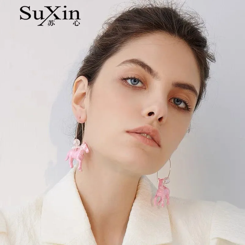 new niche girl heart design, fashion personality trend unicorn pink pearl magic color V-shaped earrings hook earrings