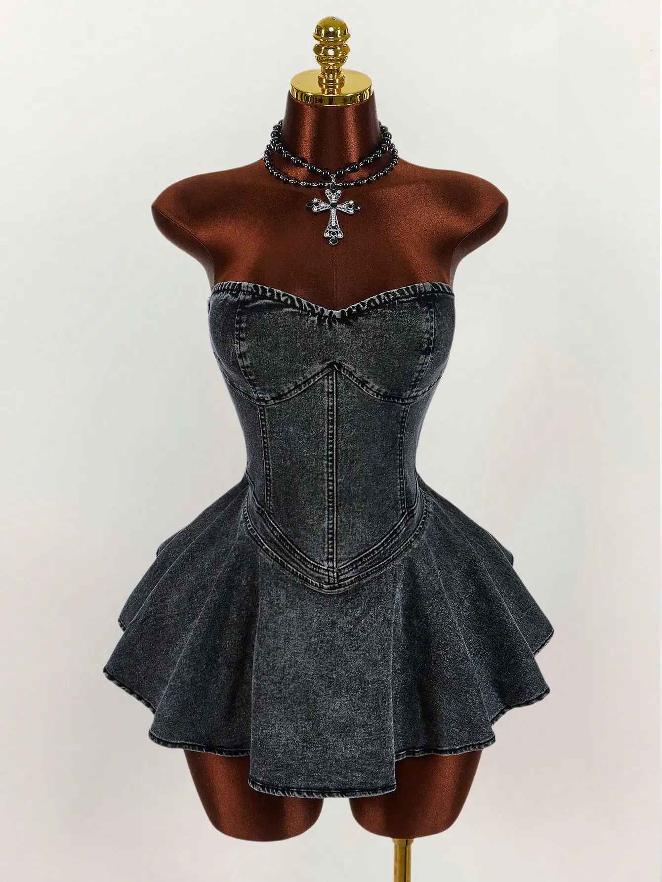 

Женское джинсовое мини-платье-корсет с эффектом потертости и расклешенной юбкой