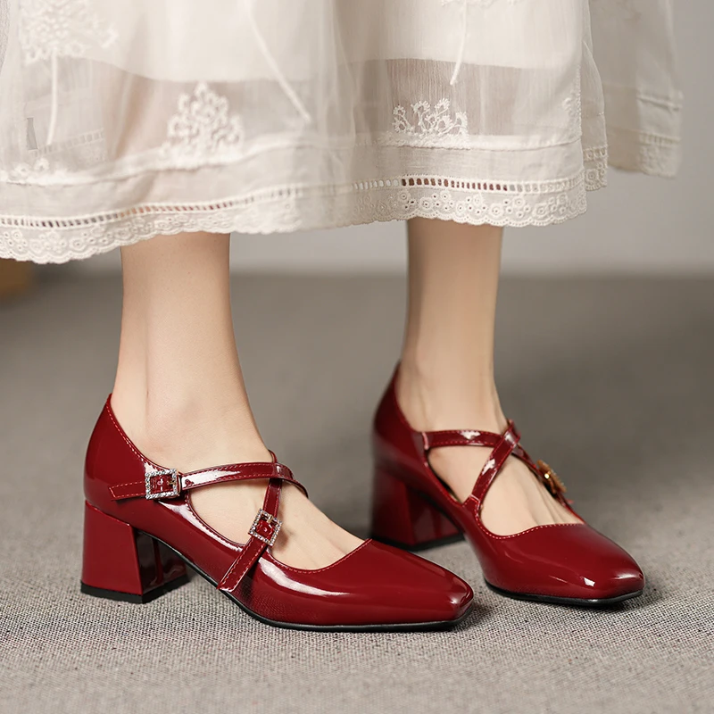 

Новые элегантные женские туфли на высоком каблуке 2026 года, весна, с квадратным носком, с перекрестными ремешками, на низком ходу, модель Мэри Джейн, красные, черные