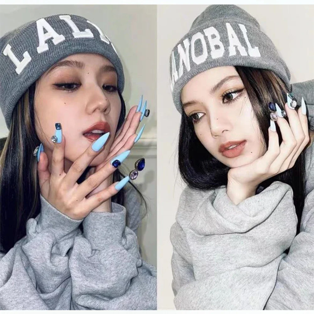 KPOP JISOO LISA LALISA MANOBAL Lettera Ricamo Cappello grigio lavorato a maglia Autunno Inverno Marea Cappello di lana di marca Coppia casual Copricapo