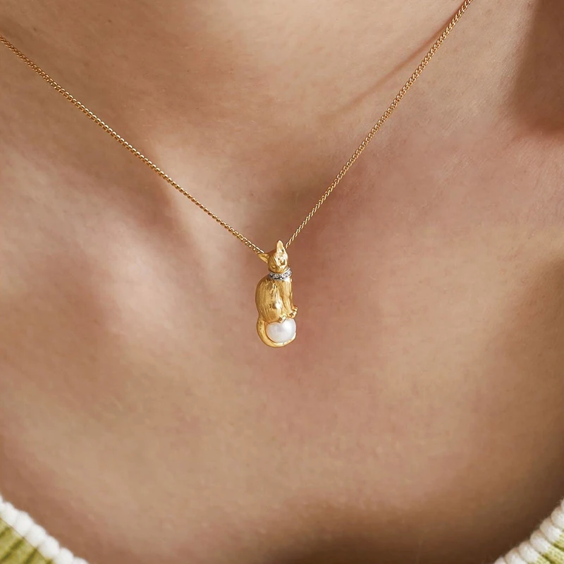 ANENJERY Goldene Katzen-Perlen-Anhänger-Halskette für Frauen, niedliches Nischendesign, Vintage-Luxus, zarter Damenschmuck, Geschenk, Großhandel