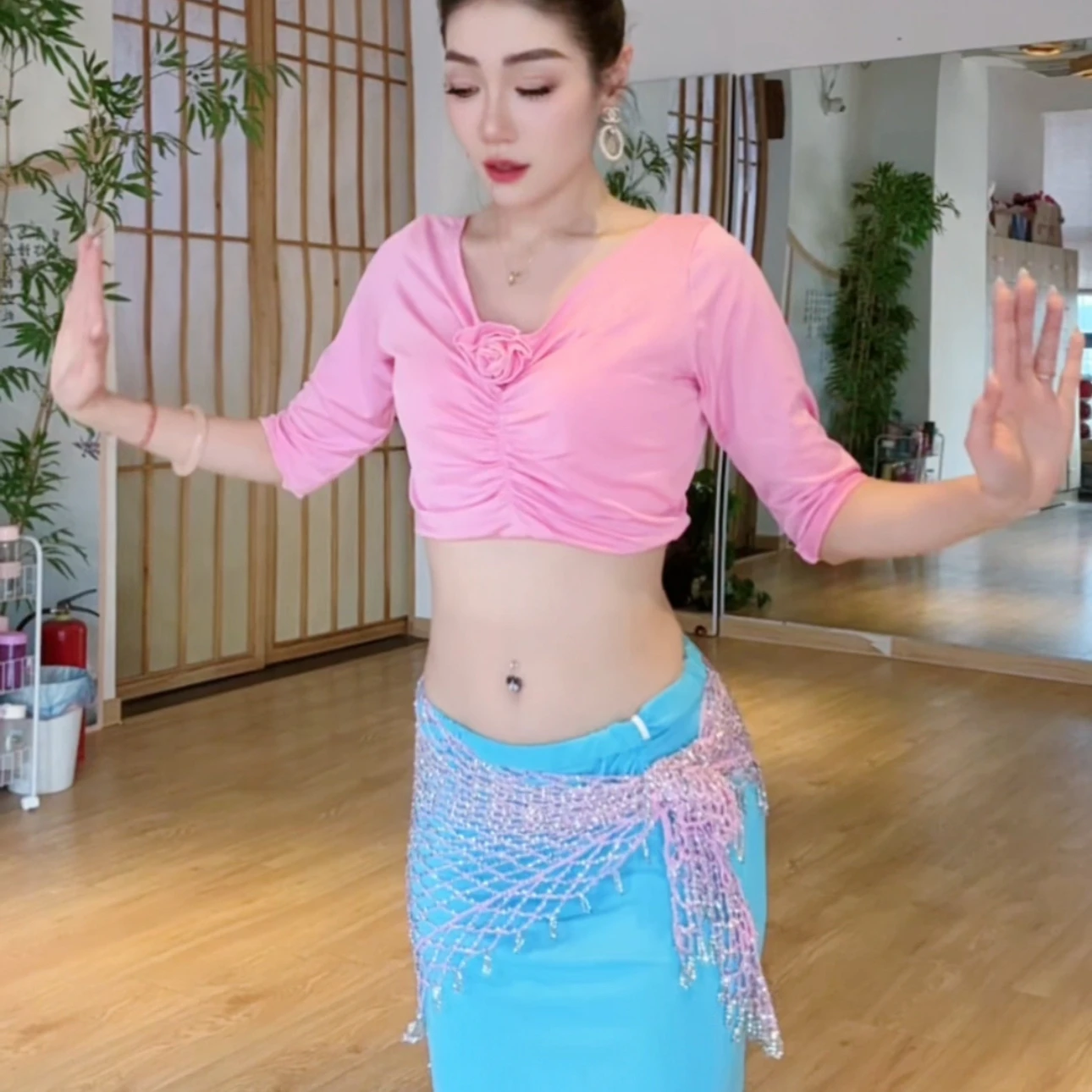 新しいベリーダンス衣装女性のためのハイエンドのセクシーな気質パフォーマンス衣装大人のオリエンタルダンスプロフェッショナル練習セット