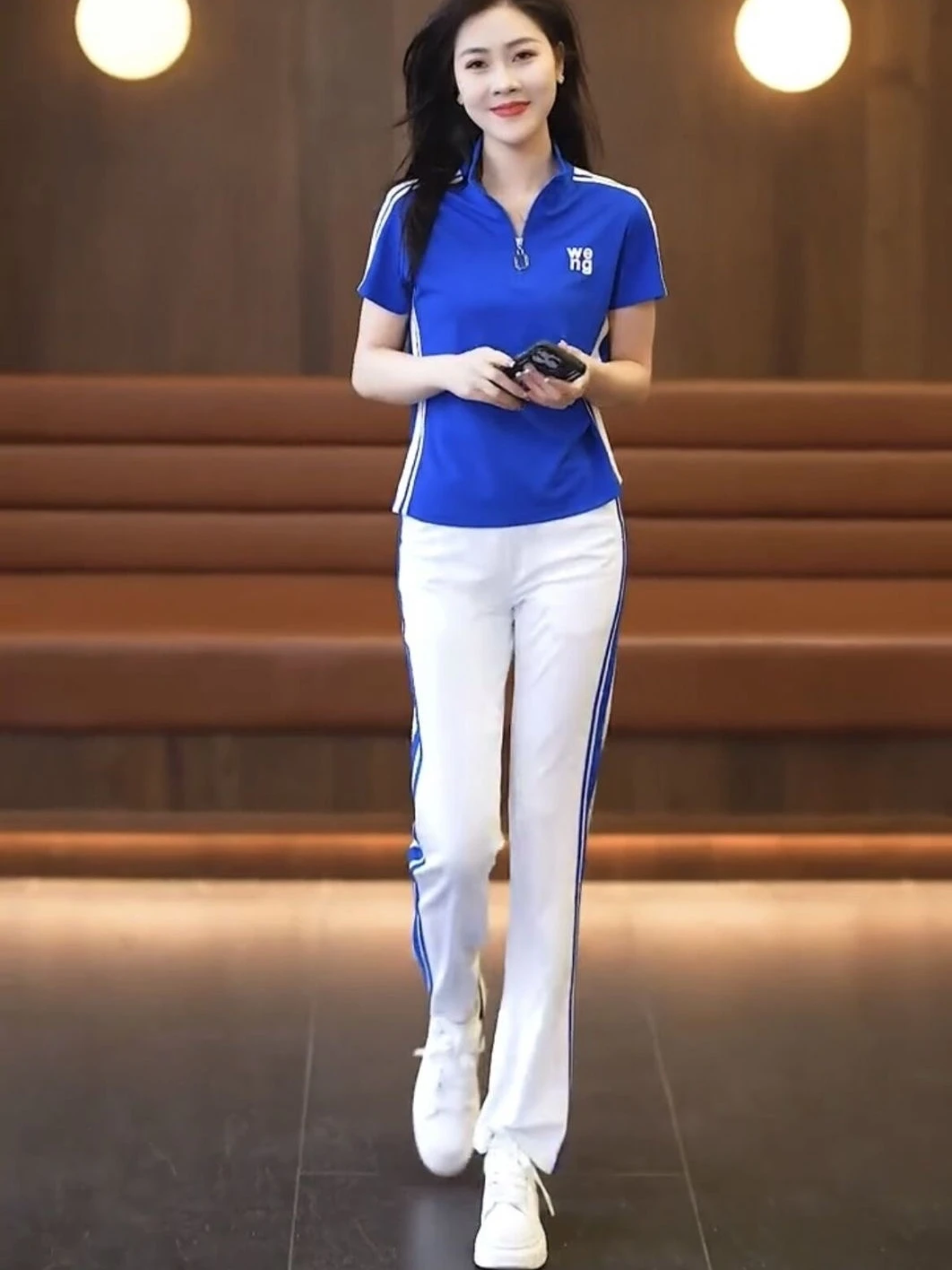 

Модный летний спортивный костюм для женщин: приталенный комплект из двух предметов с коротким рукавом, воротником-стойкой и брюками прямого кроя, омолаживающий образ