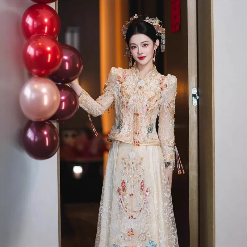 

A champagne-colored Chinese-style wedding dress for toasting