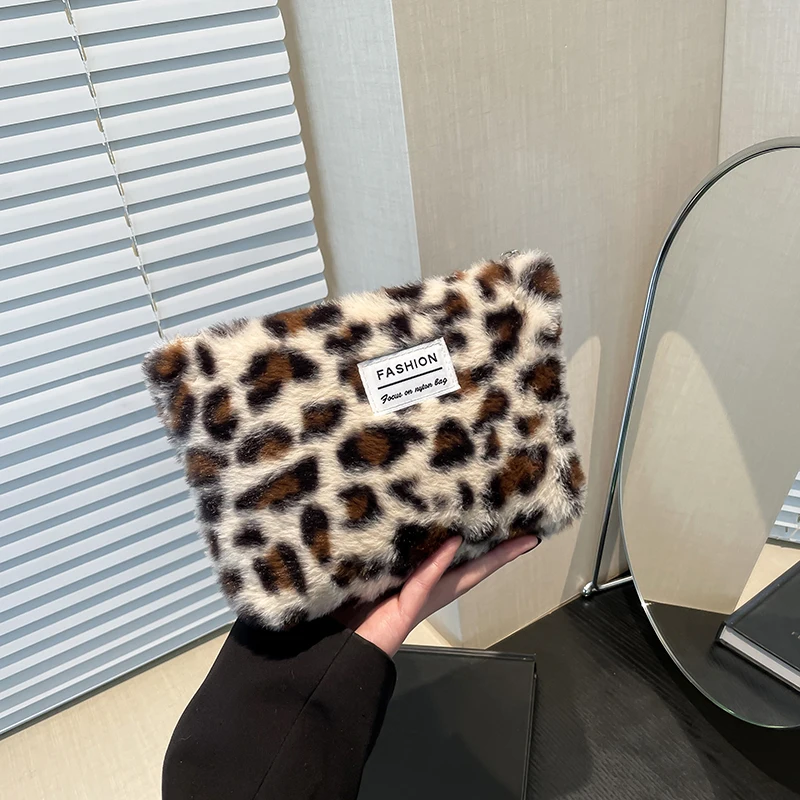 

Leopard print plush Makeup Bag Large capacity portable travel toiletry bag Cosmetics Clutch Bag Premium storage bag