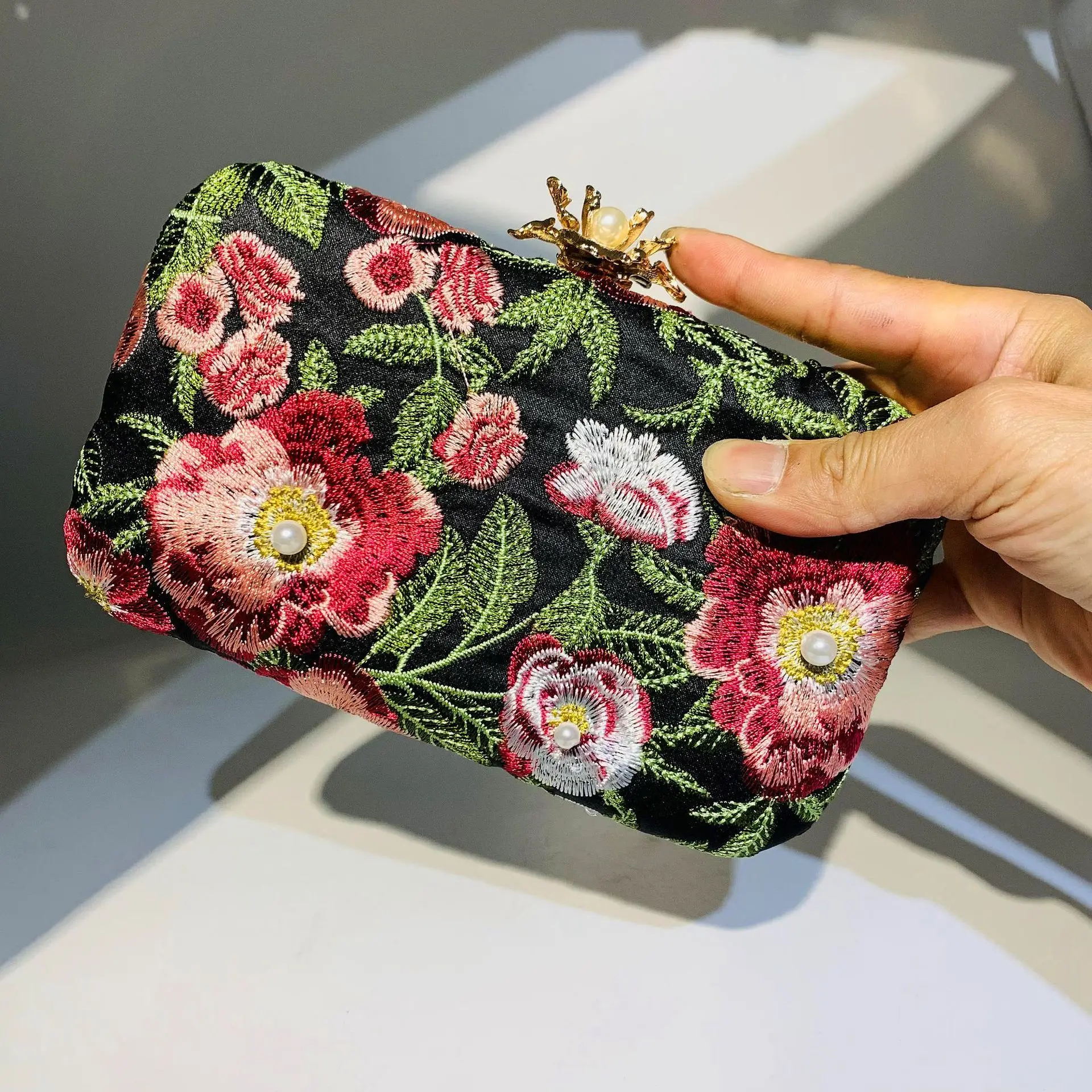 New Women Embroidery Flowers Evening Clutch Bags Diamond Banquet Shoulder Bags Wedding Dinner Wallets Purse 4 Colors