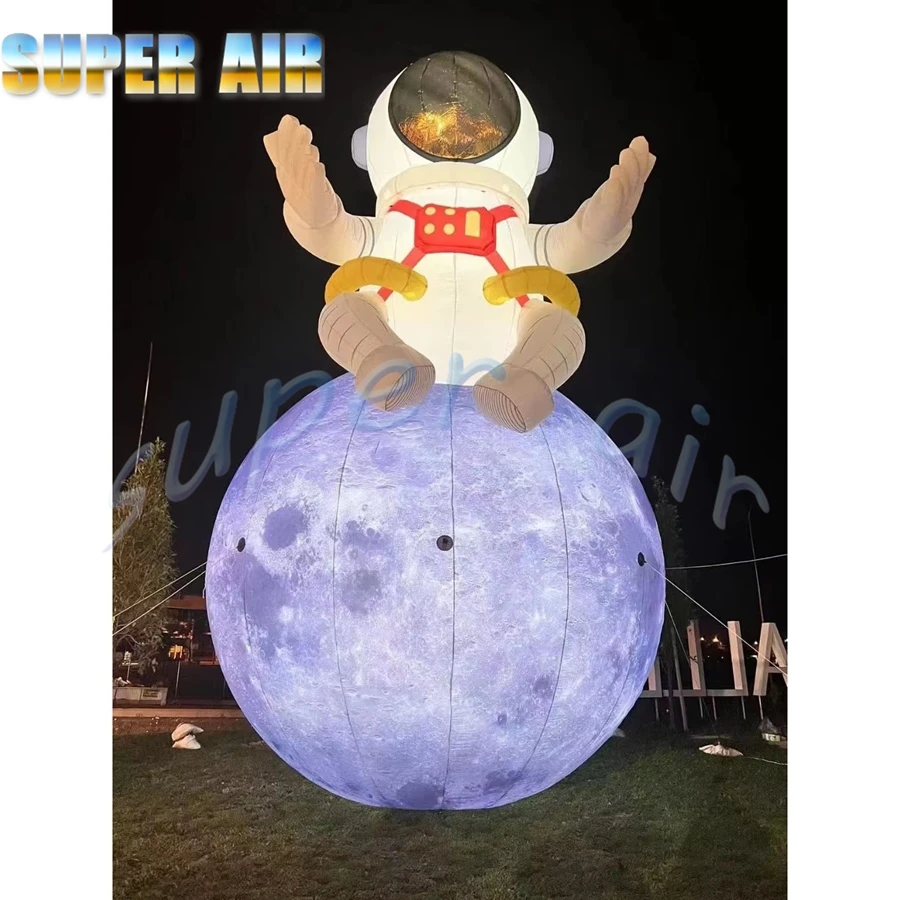 Werbenanpassung riesiger aufblasbarer Cartoon aufblasbarer Raumfahrer mit Mond