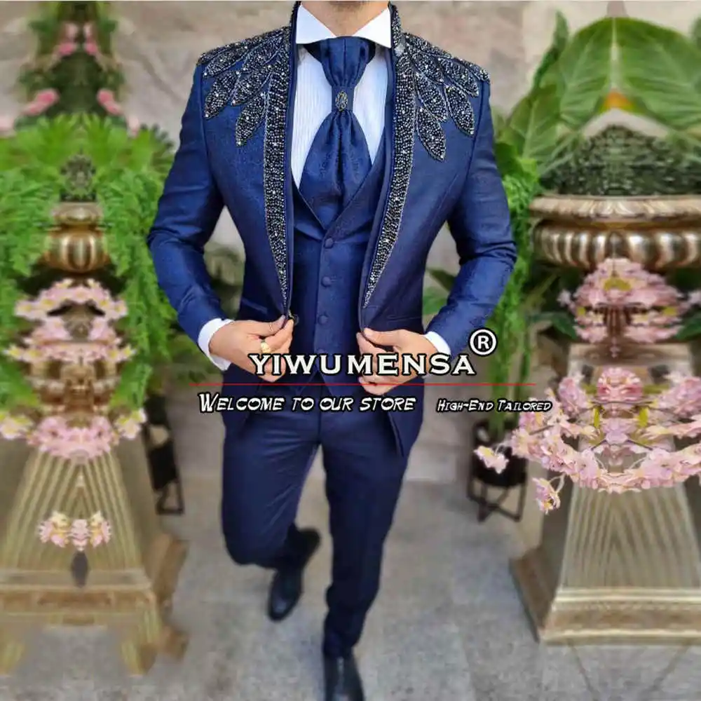 

Luxury Navy Blue Mens Suits For Wedding Sparkling Stones Groomsman Tuxedos Custom Made Crystals Beaded Artists Prom Blazer Sets