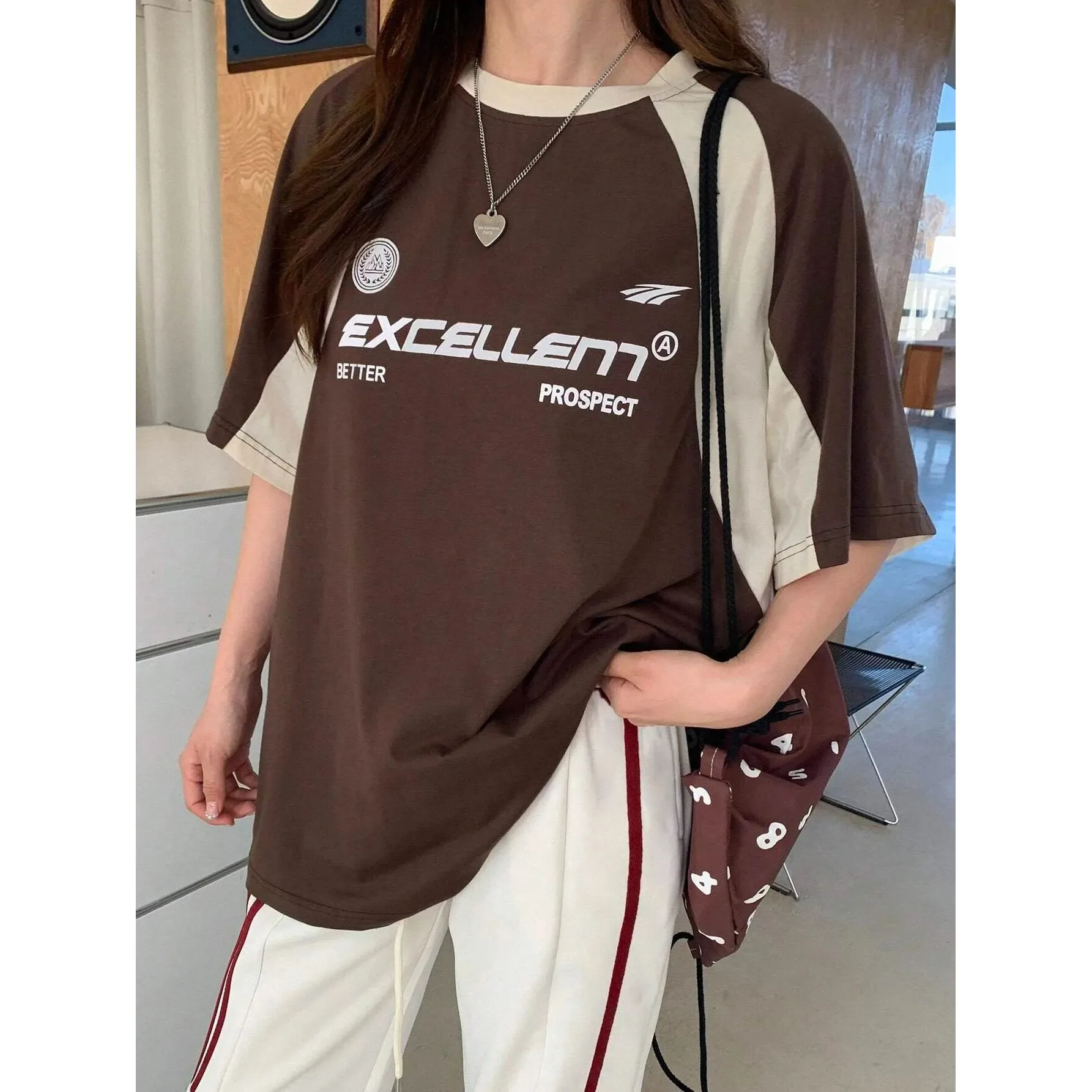 

Женская футболка с контрастным цветным буквенным принтом, круглым вырезом и коротким рукавом, Cleanfit, из других тканей, 00% другого материала