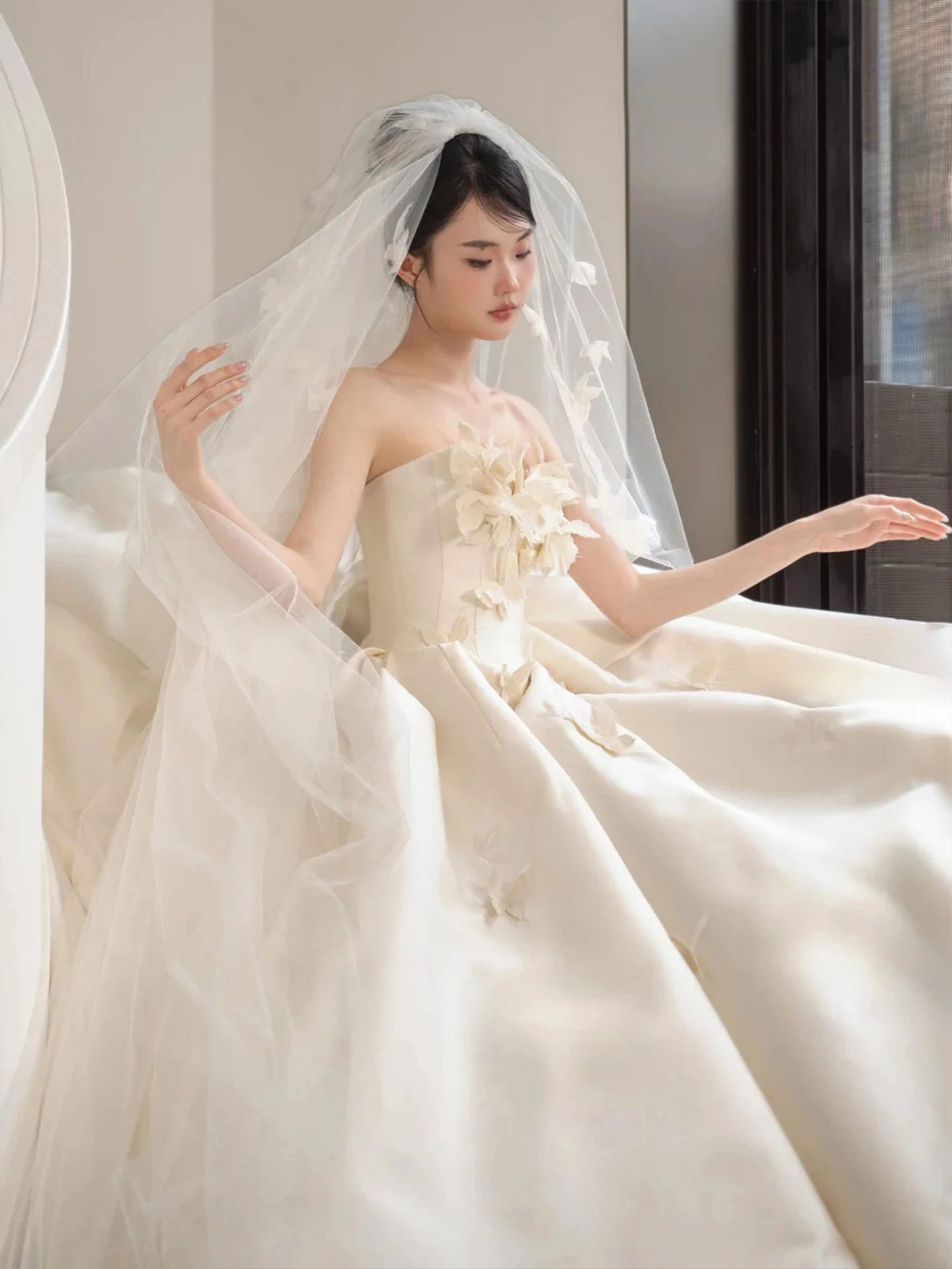 French Tube Top Light Wedding Dress 2026 New Bridal Small Satin Dress Advanced Texture Simple Outerwear Main Yarn