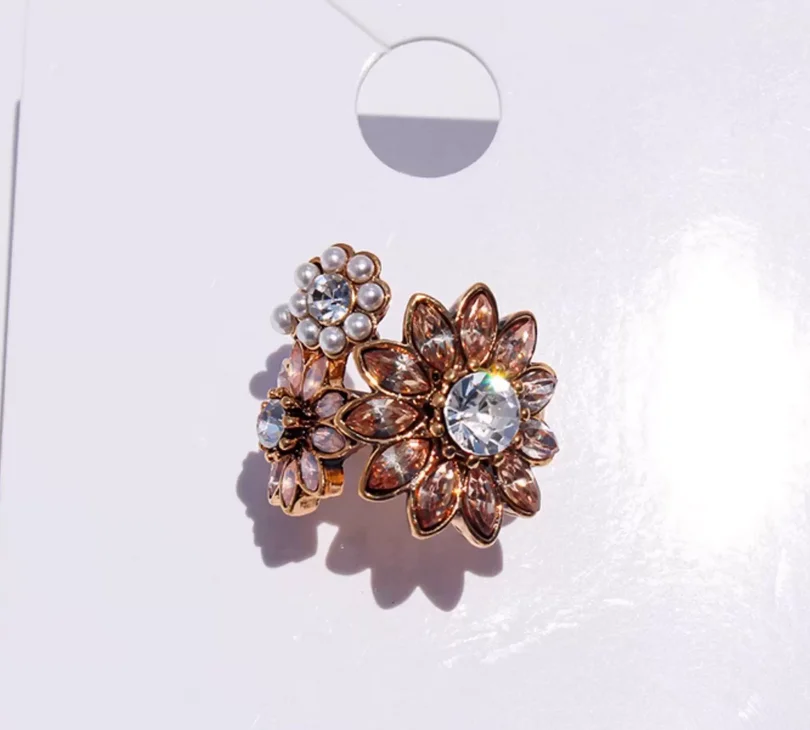 European and American original single jewelry niche high-grade flash diamond daisy flower ring light luxury pearl petal necklace