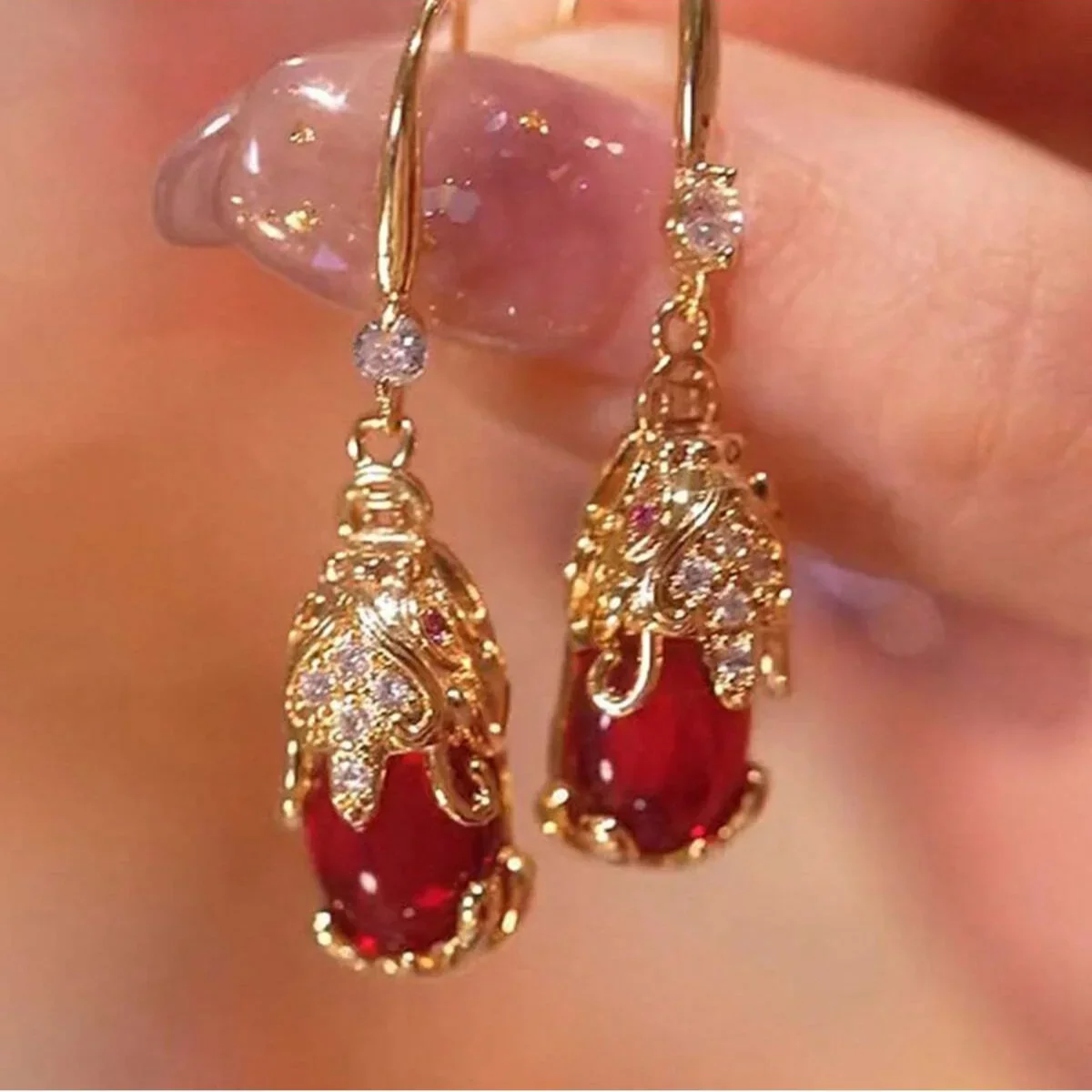 

1pair of elegant atmospheric red wedding and festival earrings in a small niche for women's pihew