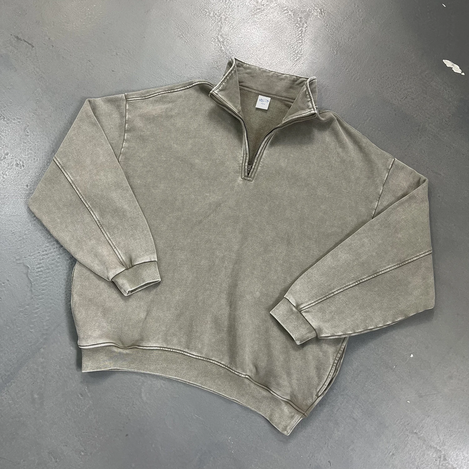 Jesienno-zimowe, modne, postarzane bluzy z krótkim zamkiem, bawełniane, oversize, ze stójką, sprane kwasem, bluzy typu scuffers.