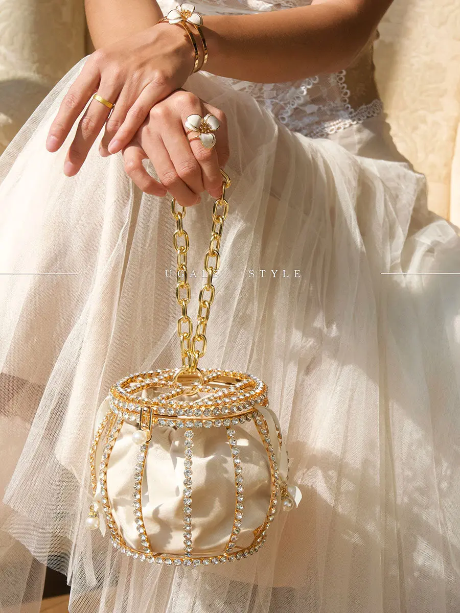 Retro metal spherical pearl lantern bird cage hollow banquet light luxury niche bucket hand messenger bag