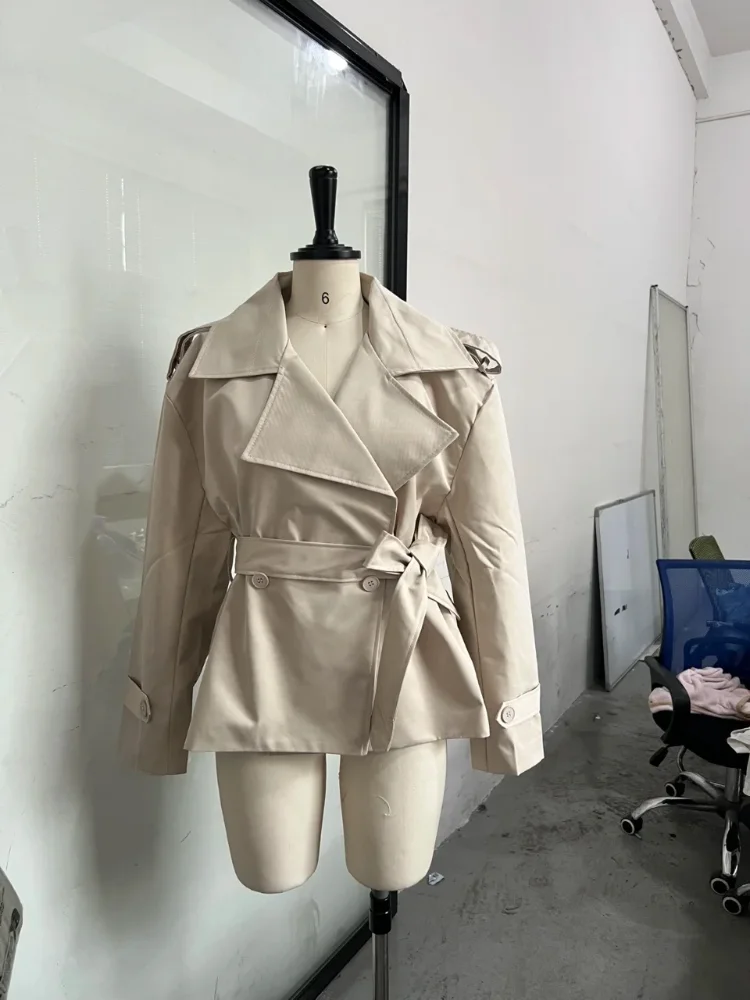 2026 Eleganter Damen-Trenchcoat mit Taillengürtel und Revers, Kurze Boutique-Jacke im Retro-Chic-Stil, Vielseitige Alltags- und Bürokleidung – Detail 8
