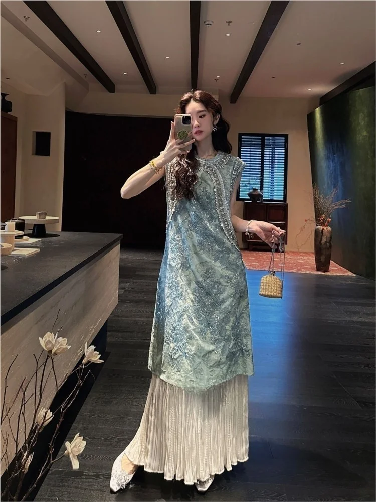 

A new style of black-flowered Chinese-style rope and beaded cheongsam long vest dress