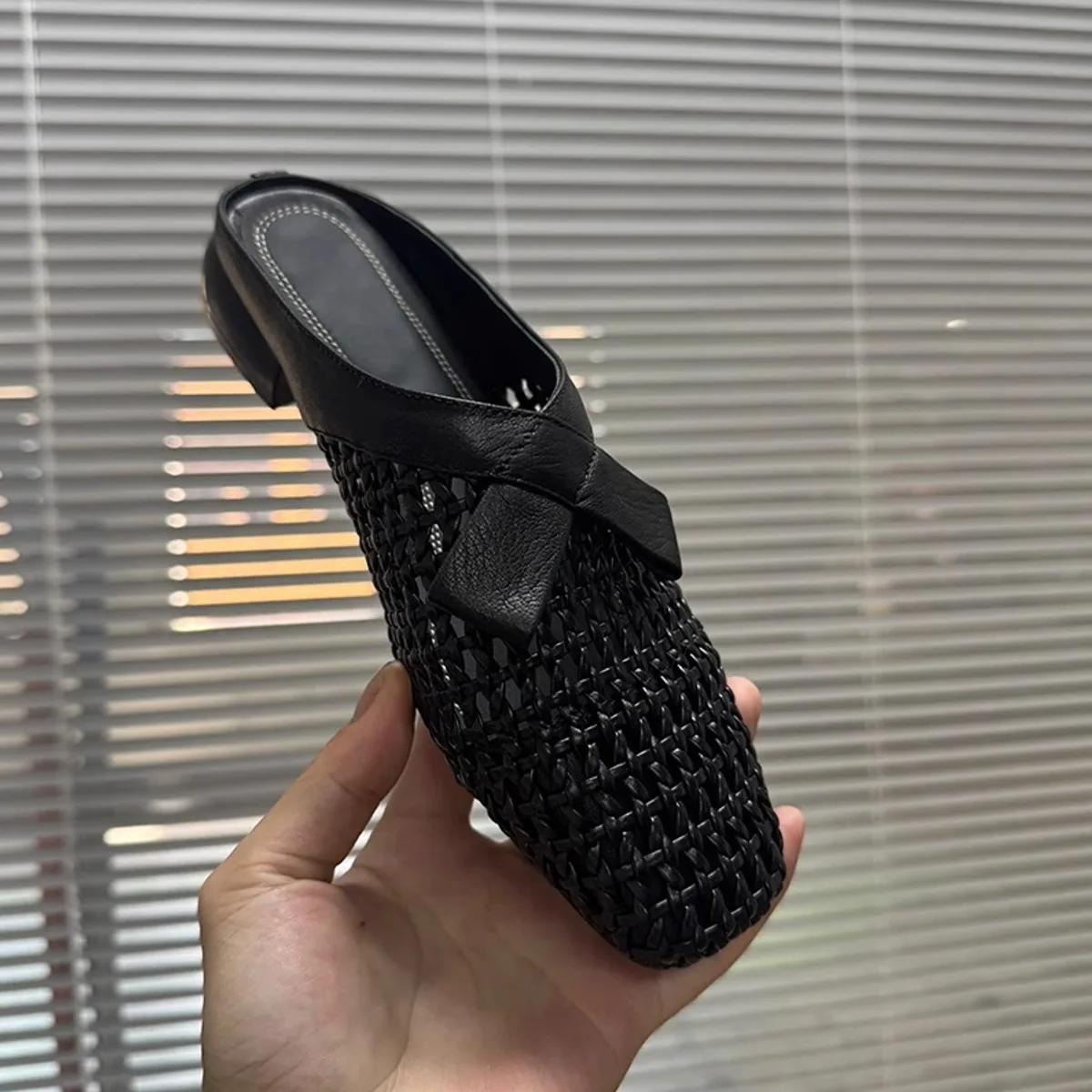 

Тапочки с квадратным носком, женская летняя обувь, роскошные шлепанцы, женские туфли на среднем каблуке с резьбой, дизайнерские сабо, модные мягкие модные туфли