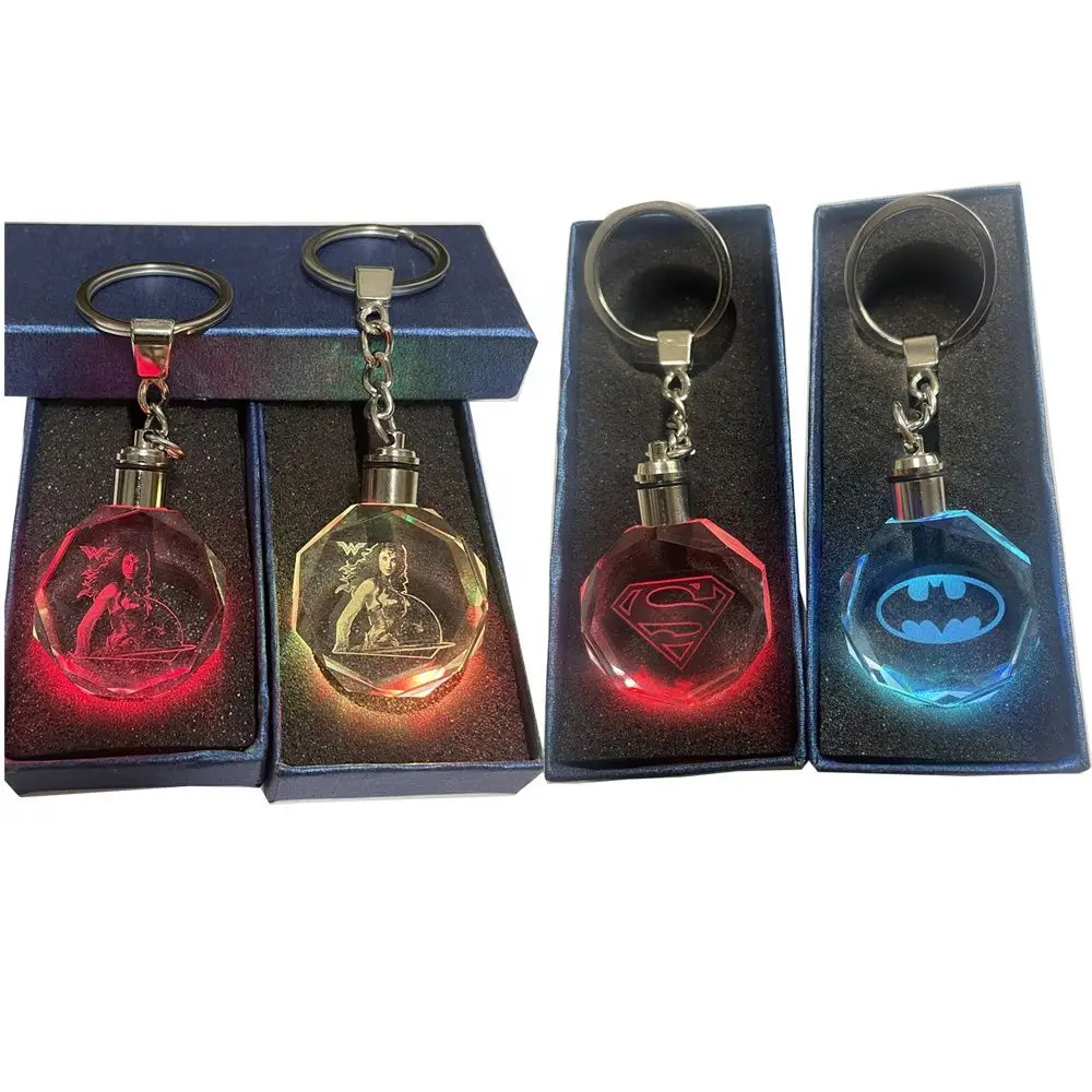 BeastKingdom DC Portachiavi Batman Incandescente Simpatico Anime Personalità Moda League of Legends Ciondolo commemorativo Regalo di festa