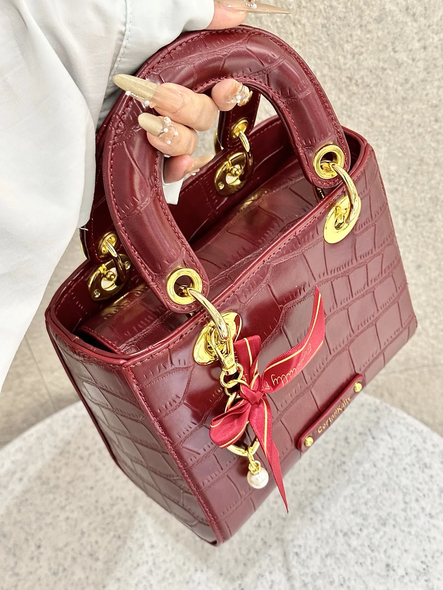 amiciyah-women's-handbag-fashionable-high-end-crocodile-pattern-wine-red-diana-bag-2026-new-style-elegance-shoulder-crossbody