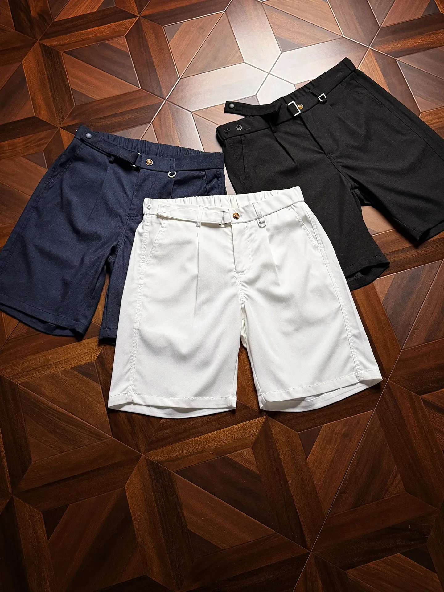 Semi-elastic waist pleated design, solid color minimalist style, light and breathable five-point casual shorts