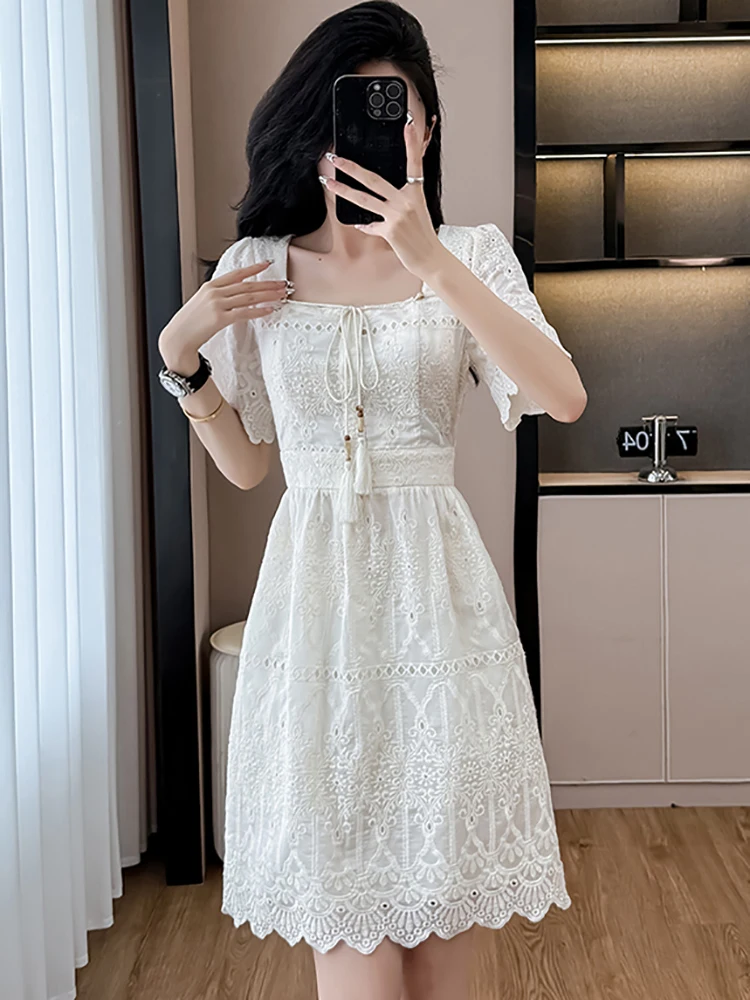 Wit borduurwerk uitgehold casual korte jurk voor dames zomer chique strik kwastje vierkante kraag jurk 2025, Koreaanse bodycon-jurken