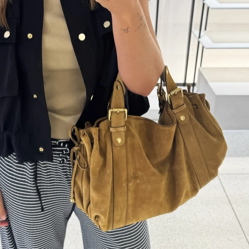 حقائب نسائية فاخرة بتصميم وسادة من جلد الغزال الصناعي بتصميم عتيق لعام 2026، حقيبة يد ومحفظة جديدة من البولي يوريثان مزينة بمسامير مطوية ومقبض علوي وحقيبة كتف تحت الإبط جودة عالية ًالشحن مجانا وصول الشحن السريع