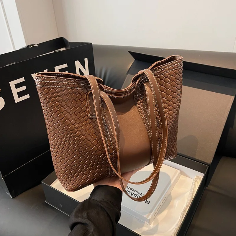 

Large-Capacity Textured Handbag - New Autumn/Winter Versatile INS Single-Shoulder Underarm Tote Bag