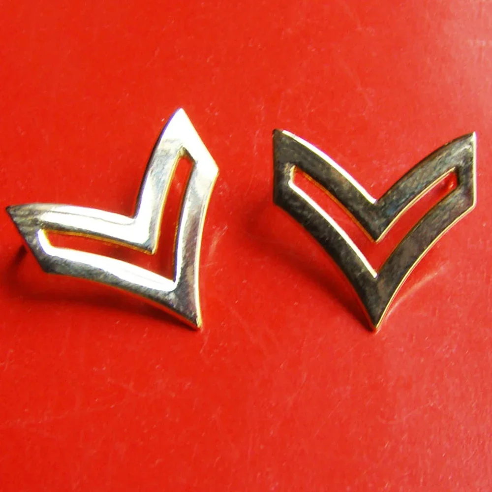 

ПАРА ЗНАКОВ ВОЕННО-ВООРУЖЕННОЙ ГРУППЫ США: МЕТАЛЛИЧЕСКИЕ НАШИПЫВАЕМЫЕ ЗАПОЛЕННЫЕ ЗОЛОТОМ НАШИПЫВАЕМЫЕ ЗНАКИ СЛУЖБНОГО ЗВАНИЯ КОПОРУРАЛЬНОГО РЕЙТИНГА ДЛЯ ВОЕННО-ПОЛИТИЧЕСКИХ УЧАЩИХСЯ (СУБДУИД)