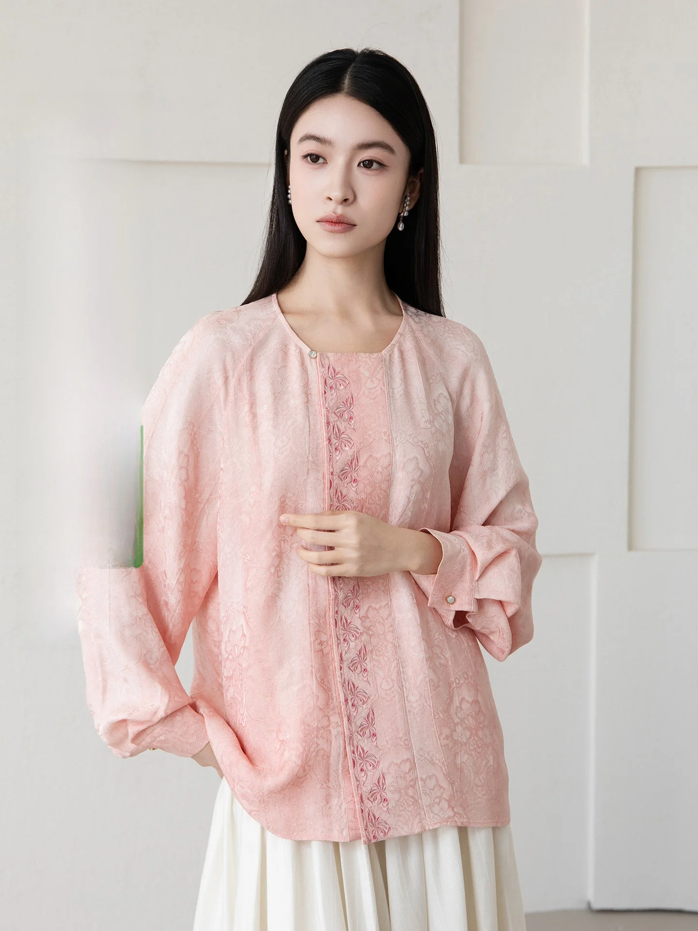 

Новая китайская шелковая вышивка, женская высококачественная текстурированная блузка с вышивкой в стиле миао, с V-образным вырезом, длинный рукав