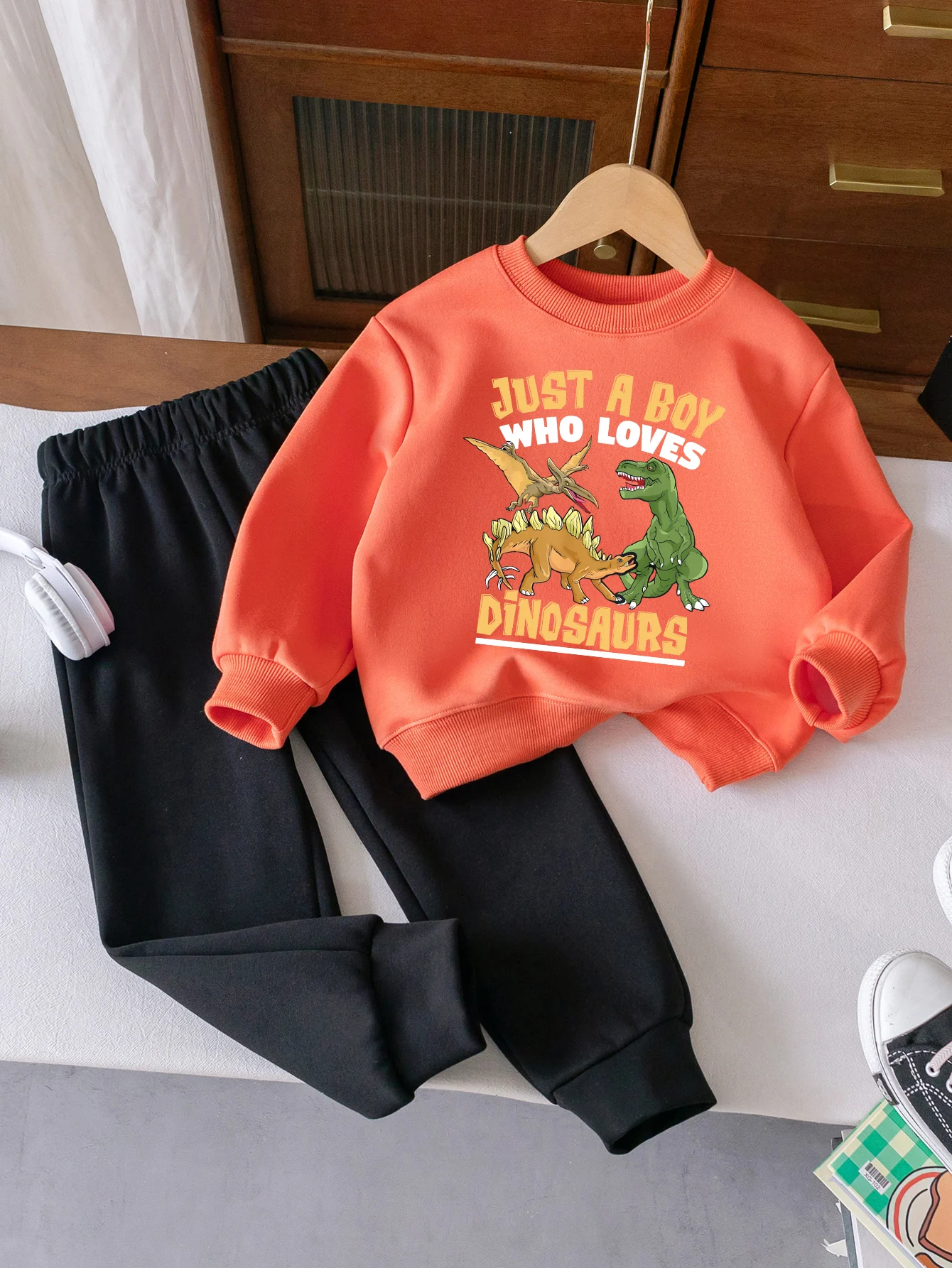 

Boys' casual set with three dinosaur print patterns, comfortable autumn children's clothing, boys' versatile 2-piece set