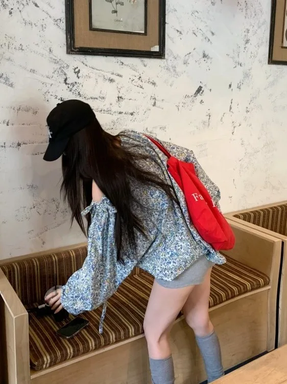 قميص نسائي كوري كلاسيكي مطبوع عليه زهور مكشوف الأكتاف فضفاض بأكمام طويلة قميص تنحيف أوائل الخريف بلوزة غير رسمية بأكمام فقاعية