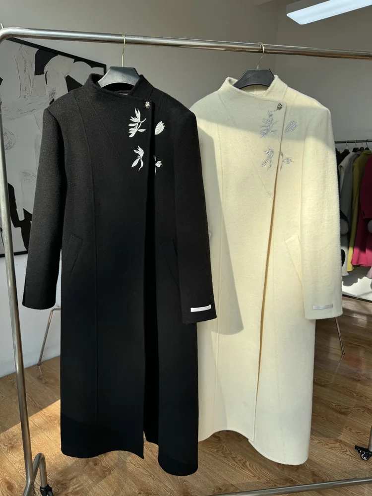 خريف شتاء جديد الراقية النمط الصيني الجديد الرياح التطريز الأسود مزدوجة الوجهين معطف الصوف المرأة طويلة الفراء سترة المرأة معطف فضفاض