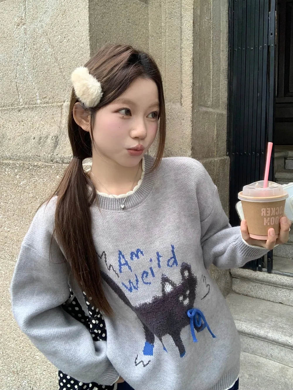 부드럽고 아늑한 여성 니트 스웨터 2025년 가을 신상 캐주얼 루즈핏 귀여운 자수 니트웨어 라운드 넥 롱 스웨터