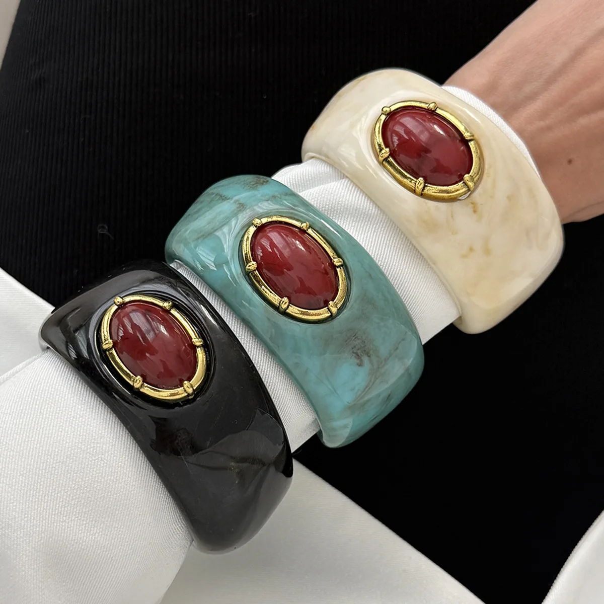 Retro smudged resin inlaid imitation ruby bracelet, fashion ins irregular curved bracelet for women
