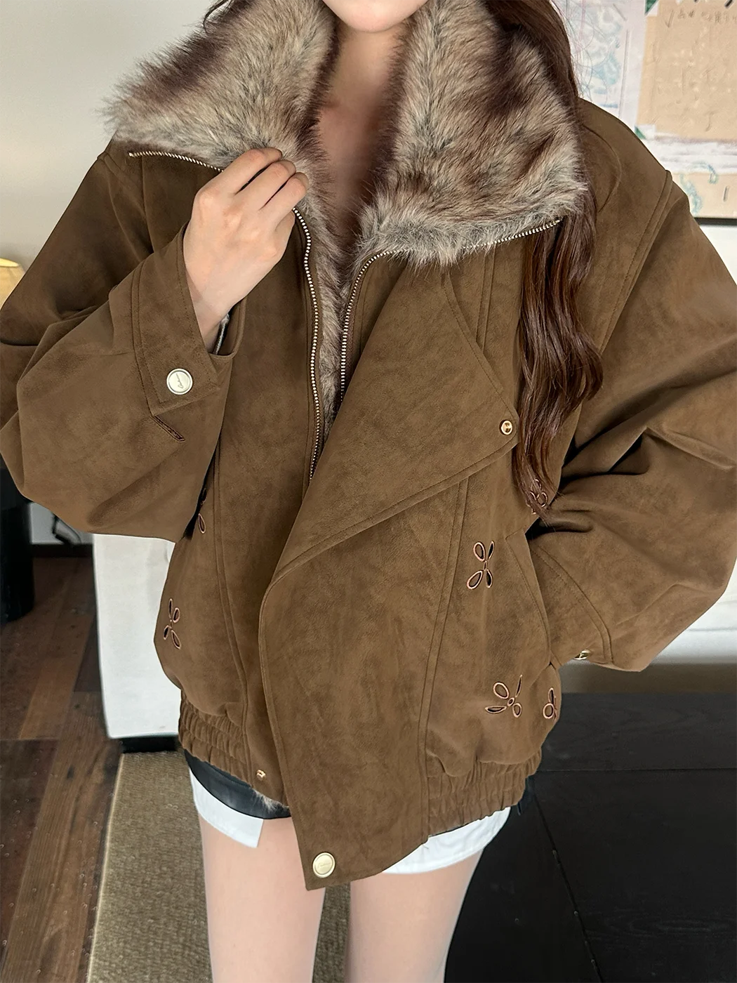 

Универсальное хлопковое пальто Moxi Mela Radaa свободного кроя с кожаными вставками и цветным меховым воротником, длинный рукав