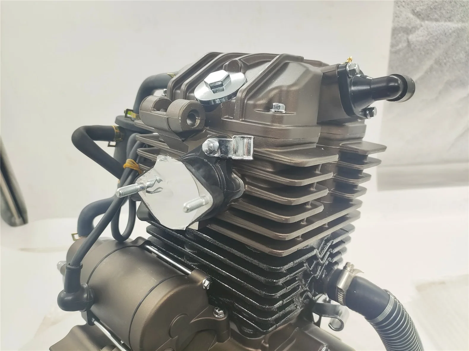 250CC DAYANG محرك دراجة نارية اسطوانة واحدة 4 السكتة الدماغية نمط الذئب المياه المبردة طريقة أصل الإشعال CDI بدء مكان ركلة