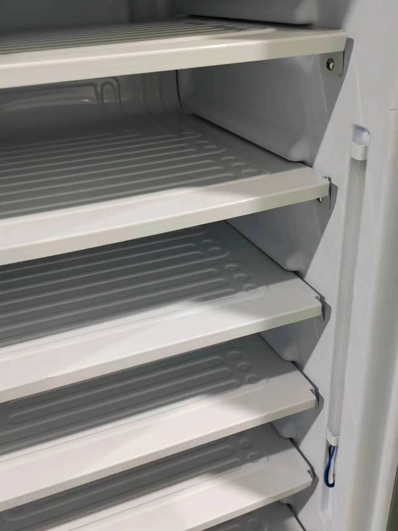 11 strati 7 strati 6 strati 198l DC 24v Macchina per il ghiaccio commerciale Macchina per il ghiaccio solare