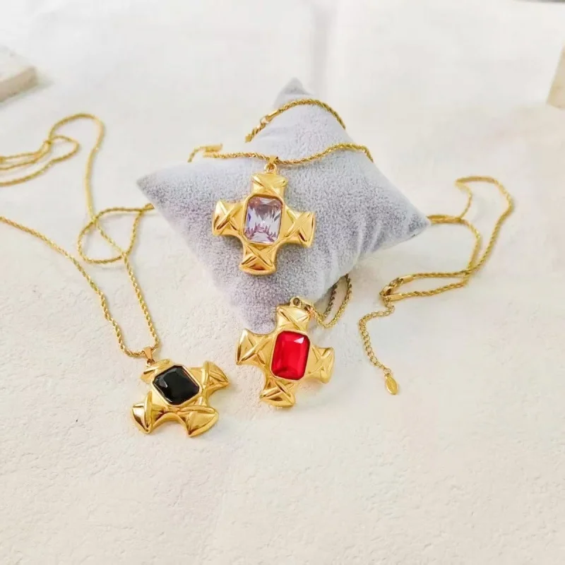 

Retro Court Style Gold Cross Gemstone Pendant Necklace for Women Dainty Design Lockbone Chain Luxury Sensation Daily Party