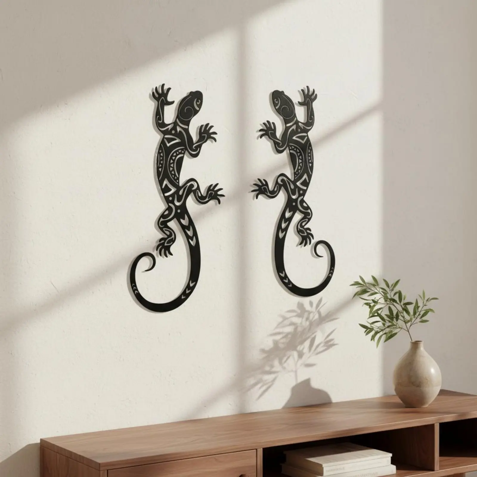 2 Pieces Gecko Wall Decor Outline Design Black Metal Gecko Set House Decoration Hollowed Cutout Designs for Creature Lovers