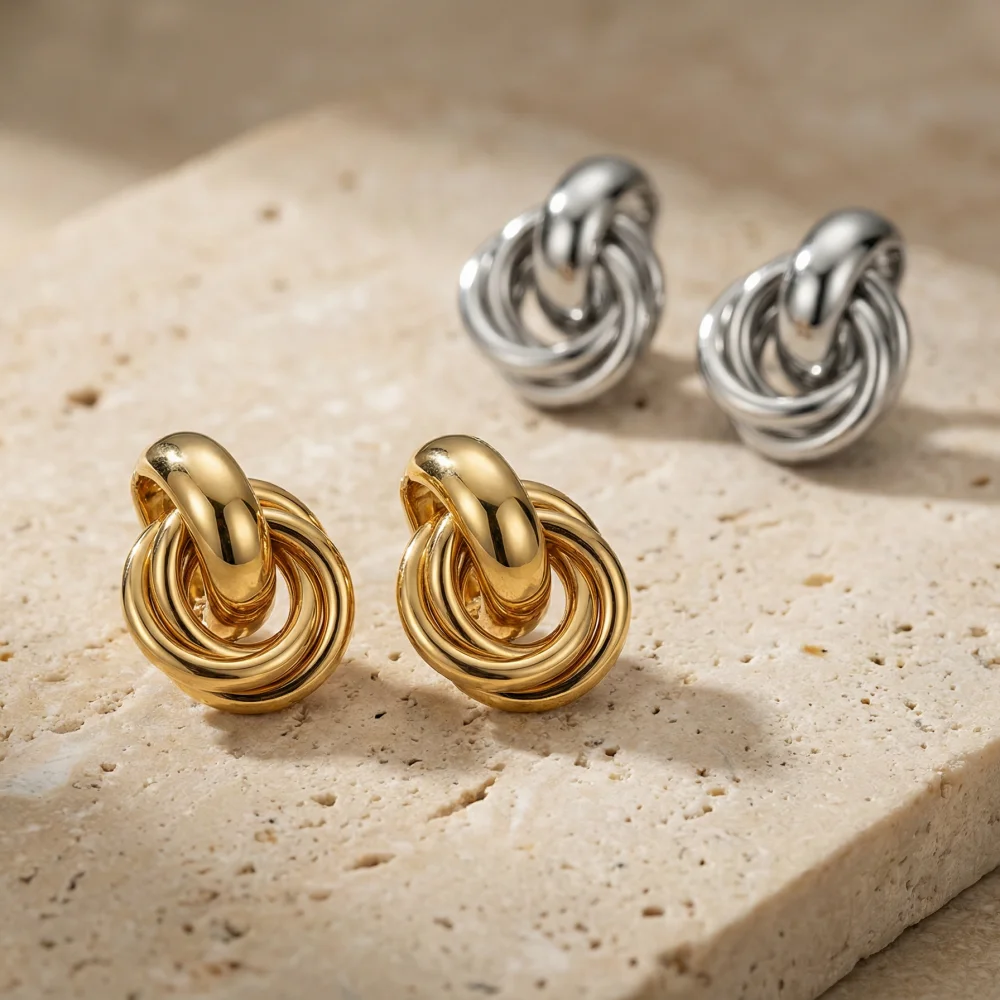 Twists Gold-Silberfarbene Knoten-Creolen im koreanischen Stil für Damen – Glänzende, trendige Ohrringe mit Schmetterlings-Ohrstecker für den Alltag – Detail 9