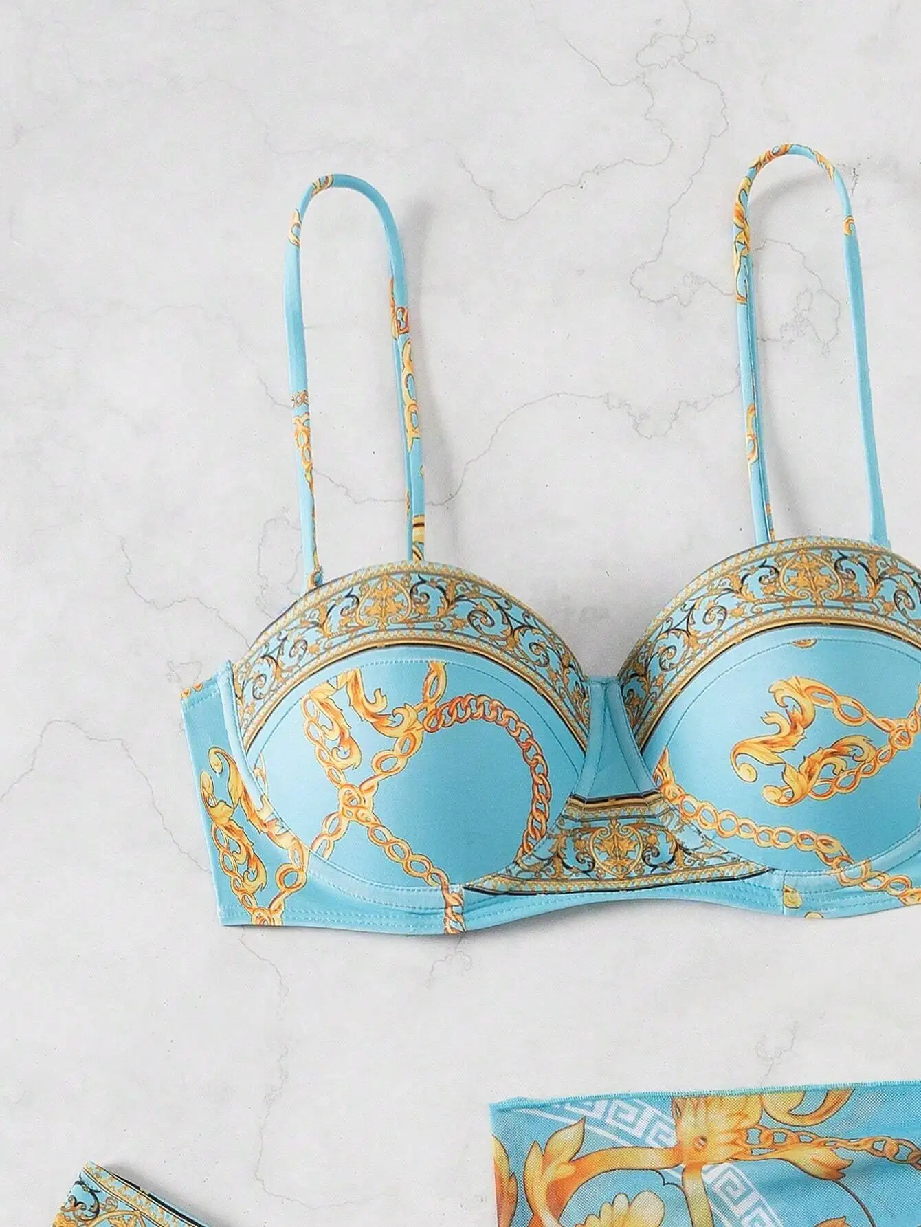 

Женский комплект бикини небесно-голубого цвета с принтом и цепочкой, с накидкой