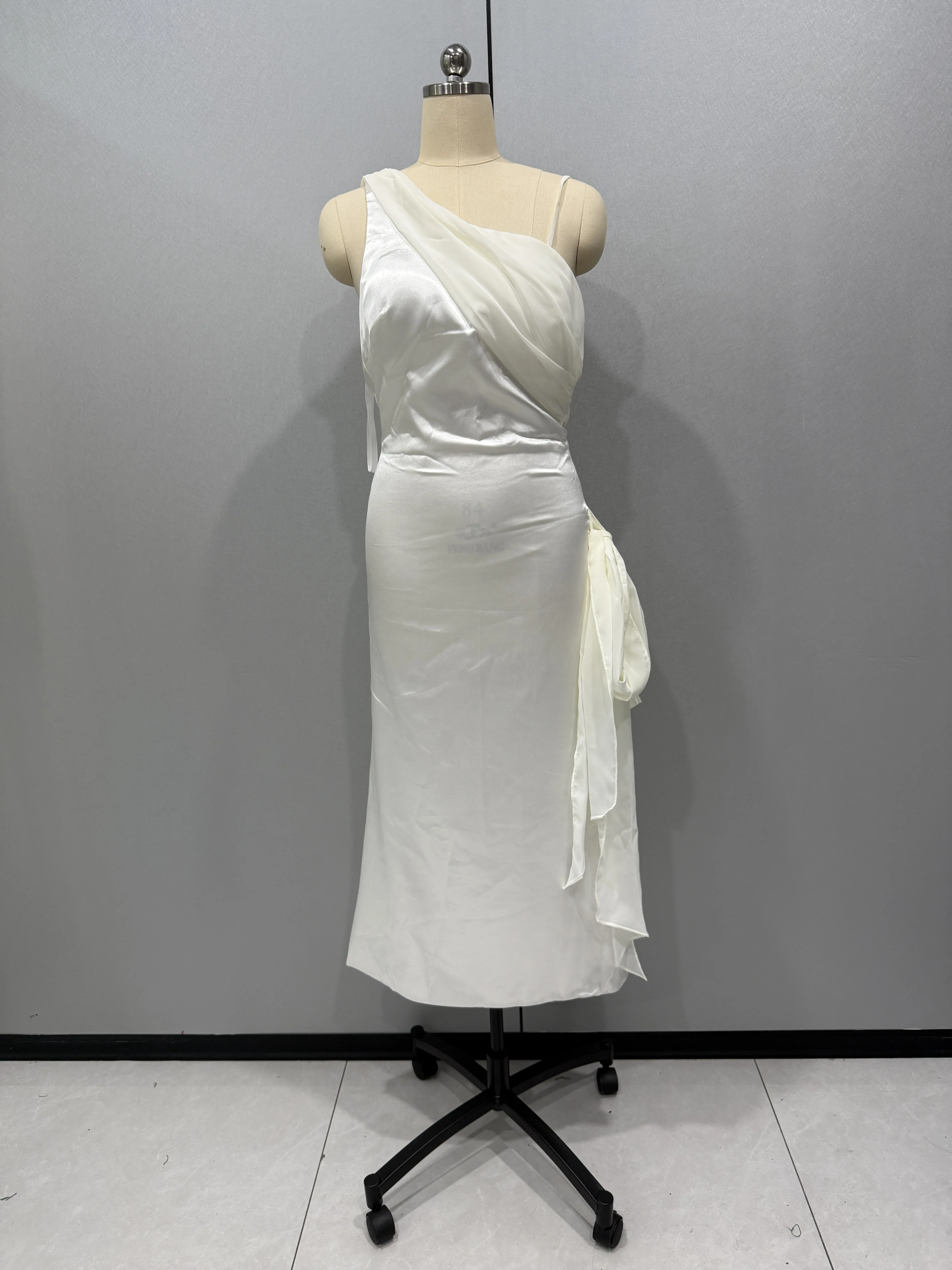 Xikuo Satin Asymmetric Neckline Evening Gowns Backless Ruched Wedding Party Dress Draped Sleeveless Long Prom Dresses Customized