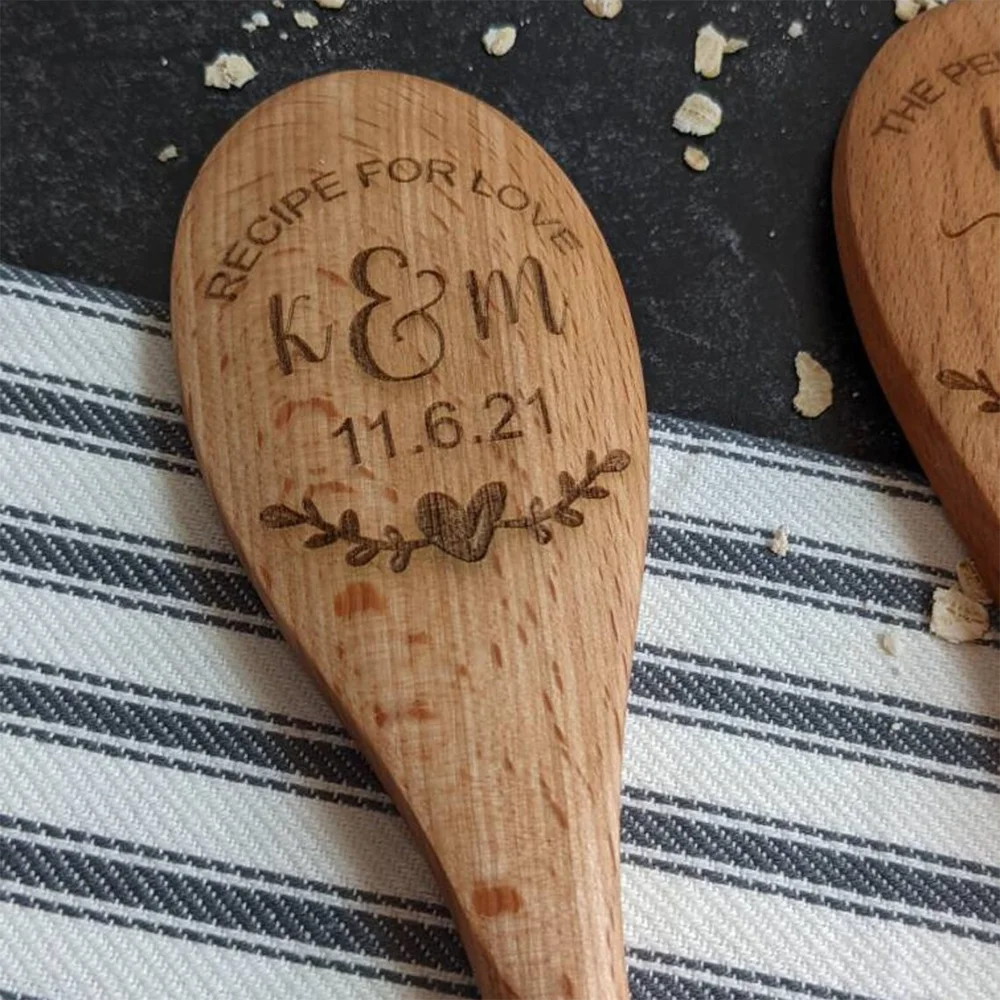 Personalisierter Holzlöffel, Back- und Kochgeschenk, Geschenk für die Brautparty, einzigartiges Hochzeitsgeschenk für Paare, Einweihungsgeschenk, Geschenk für die zukünftige Braut. – Detail 2